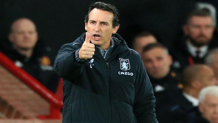 Unai Emery encourages his team from the sidelines